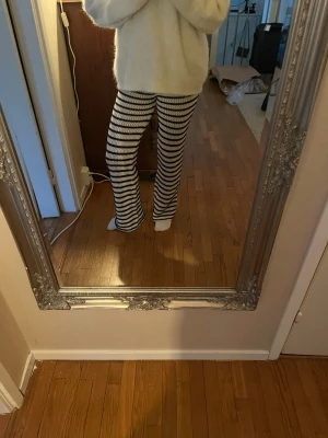 Stickade randiga byxor  - Stickade randiga byxor från zara i bra skick!