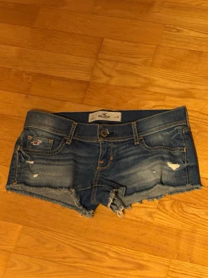 Hollister shorts - Lågmidjade shorts från hollister, inga defekter säljer pågrund av fel storlek. w26