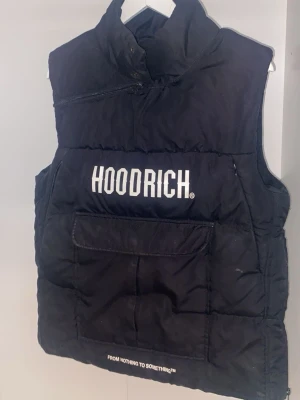 Hoodrich väst - Svart Hoodrich väst köpt på JDsports nypris  999 men högra fickan går tyvär inte att stänga 