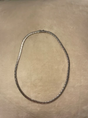 Vintage Silverhalsband  - Ett äldre importerat silverhalsband tillverkat i silverhalt 835 stämplat med kattfotsstämpel. Oklar vikt men det är 42,5cm långt🤍Billigare vid snabb affär - skicka ett prisförslag! 