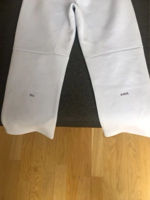 Säljer min nocta tech fleece tracksuit - Säljer min nocta tech fleece tracksuit helt ny, perfekt till en kall sommardag, syrenlila färg/ vit