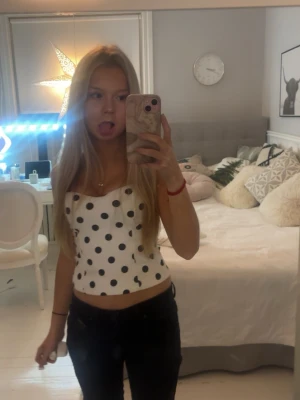 Mörkblå jeans/svarta Valerie från LTB - Säljer ett par mörkblå jeans från LTB med klassisk femficksmodell och diskreta sömmar. Jeansen har en smal passform och är tillverkade i stretchigt denimtyg för extra komfort. Perfekta till en avslappnad look.