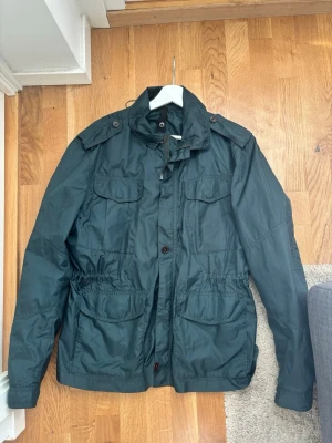Acne field jacket - Knappt använd vindjacka från Acne, säljer den då den har blivit för stor. Storlek 46 dvs S men jag skulle säga att den sitter mer som en M. Nypris ligger på ca 5000kr, pris kan diskuteras vid smidig affär