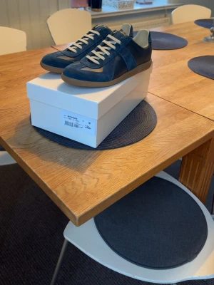 Maison margiela gats -  Färg: Mörkblå Storlek: 43 Skick: helt nya Jag har kvittot och har knappt använt dem, de har bara stått. Skriv till mig om du har några frågor🙂👍  Nytt pris: 6000kr Mitt pris: 3000kr Kan gå ner en liten bit vid smidig affär!