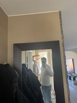 Vit tröja från Stone Island - Ej äkta! (Köpt i Turkiet) men Ftf bra kvalité och en snygg tröja som passar till de mesta! 