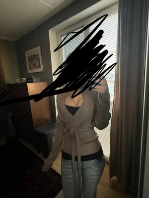Grå/beige kofta  - Grå/beige kofta från Gina tricot som aldrig kommer till användning❤️. Står ingen prislapp kvar men skulle säga att det är en S. Skriv om ni vill veta lite om mått.❤️❤️
