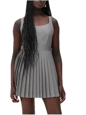 Grå plisserad kort klänning Rita Ora Primark  - Säljer en helt ny, oanvänd grå klänning från Primark ur Rita Oras kollektion. Materialet är polyester men är mjukt och följsamt. Storlek 40/L men skulle snarare säga storlek 38/M. 