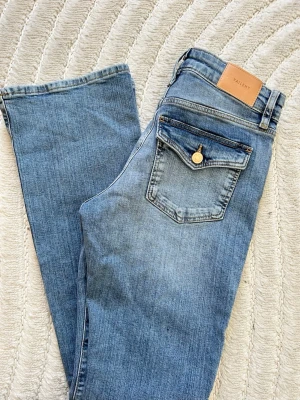 Low waist bootcut - Supersnygg low waist bootcut jeans från Vailent. I storlek 26x34. En S ungefär!❤️Använt endast 1 gång! 