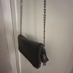 Stella mccartney liknande väska - Säljer denna veska då den ej kommer till användning mer, köpt på en marknad i spanien i somras❤️