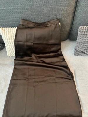 Kjol - Storlek XXS köpt på sinsay. Har en fin slits på sidan. Aldrig använts. 🌸