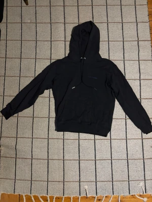 Tiger of sweden tröja  - En riktigt snygg tiger of sweden hoodie köpt i butiken. Den är väldigt väldigt mörk blå närmare svart sitter riktigt bra. Bara å skriva vid funderingar!!