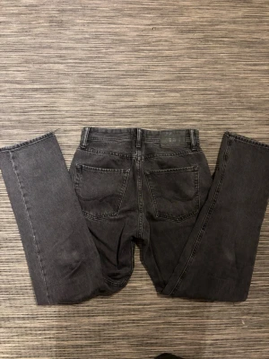 Jack & Jones svarta jeans - Säljer ett par snygga jeans från Jack & Jones! Jeansen är i mycket bra skick förutom pyttelite smuts där framme som man enkelt kan tvätta bort! Storlek 28/32. Om ni har några frågor så är de bara att höra av er😊