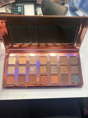 Ögonskuggspalett med varma toner - Snygg ögonskuggspalett från Makeup Revolution med 18 nyanser. Använd på 1 utav nyanserna annars helt ny! 