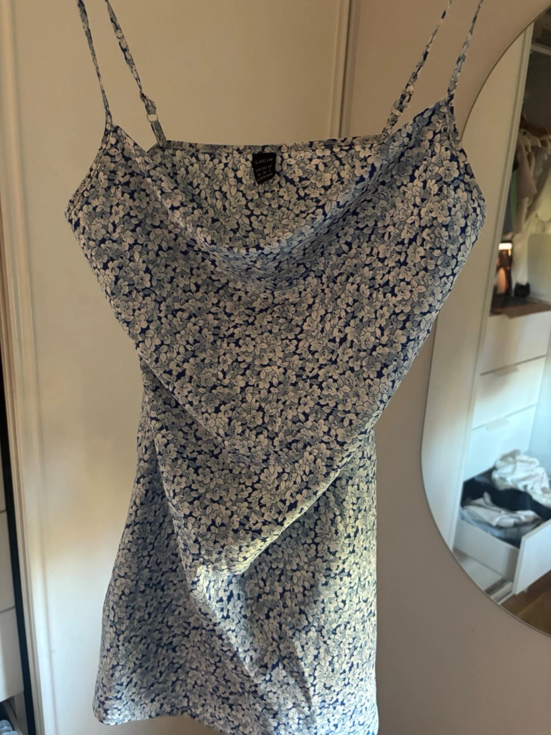 Blommig blå kortklänning med smala band