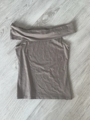 Beige off shoulder topp från Kappahl - Trendig beige off shoulder topp från Kappahl i mjukt bomullsmaterial. Passar dig som gillar stilrena plagg med twist🩷Kolla in min profil för fler fina och trendiga plagg!