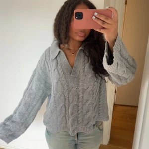 Grå mysig stickad tröja - Säljer denna tjocka stickade tröjan med krage från BikBok💖