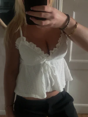 Vit volang topp - Söt vit topp med volangkant och smala axelband. 