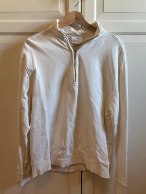 Vit halvzip tröja - Vit långärmad halv zip från Mango. Säljer pga den är för liten. Använd ett fåtal ggr så fint skick! 