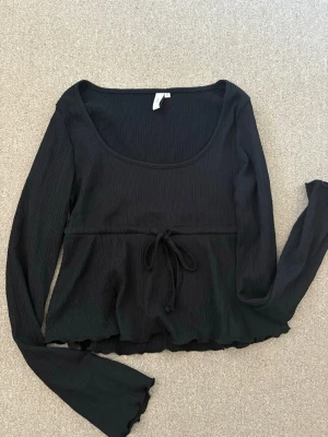 Långärmad topp  - Svart långärmad topp från Nelly