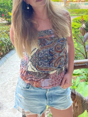 Mönstrad topp! - Snygg offshoulder-topp perfekt till sommaren!Toppen har en avslappnad passform och resår i midjan för en bekväm känsla. Nyckick!