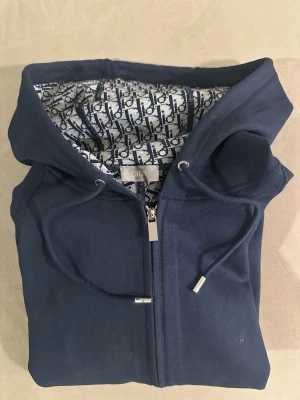 Marinblå hoodie - Priset är förhandlingsbart