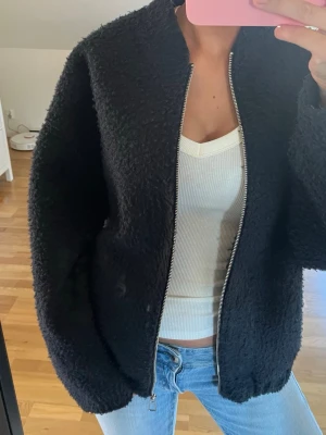 Vårjacka Zara - Mysig marinblå teddyjacka med boxig passform. Passar perfekt som både vår och höstjacka, inte jättevarm, passar under lite blåsigare vårdagar. Supergott skick. Delad strl xs/s