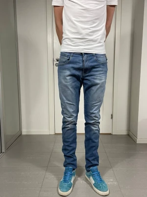 Replay Anbass Jeans  - Säljer nu dessa Replay Anbass Jeans, W32 o L32, skriv för fler bilder/frågor🙌🏼