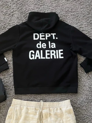 Gallery dept. hoodie - Säljer en svart dept de la galerie hoodie då den inte kommer till användning, den är lite hårig då katt finns i hemmet men annars ren o fin. Jag tvättar den såklart innan jag frakt, den passar er som är 175-185 och väger omkring 75-85kg. Hör av er vid frågor, mvh!!!