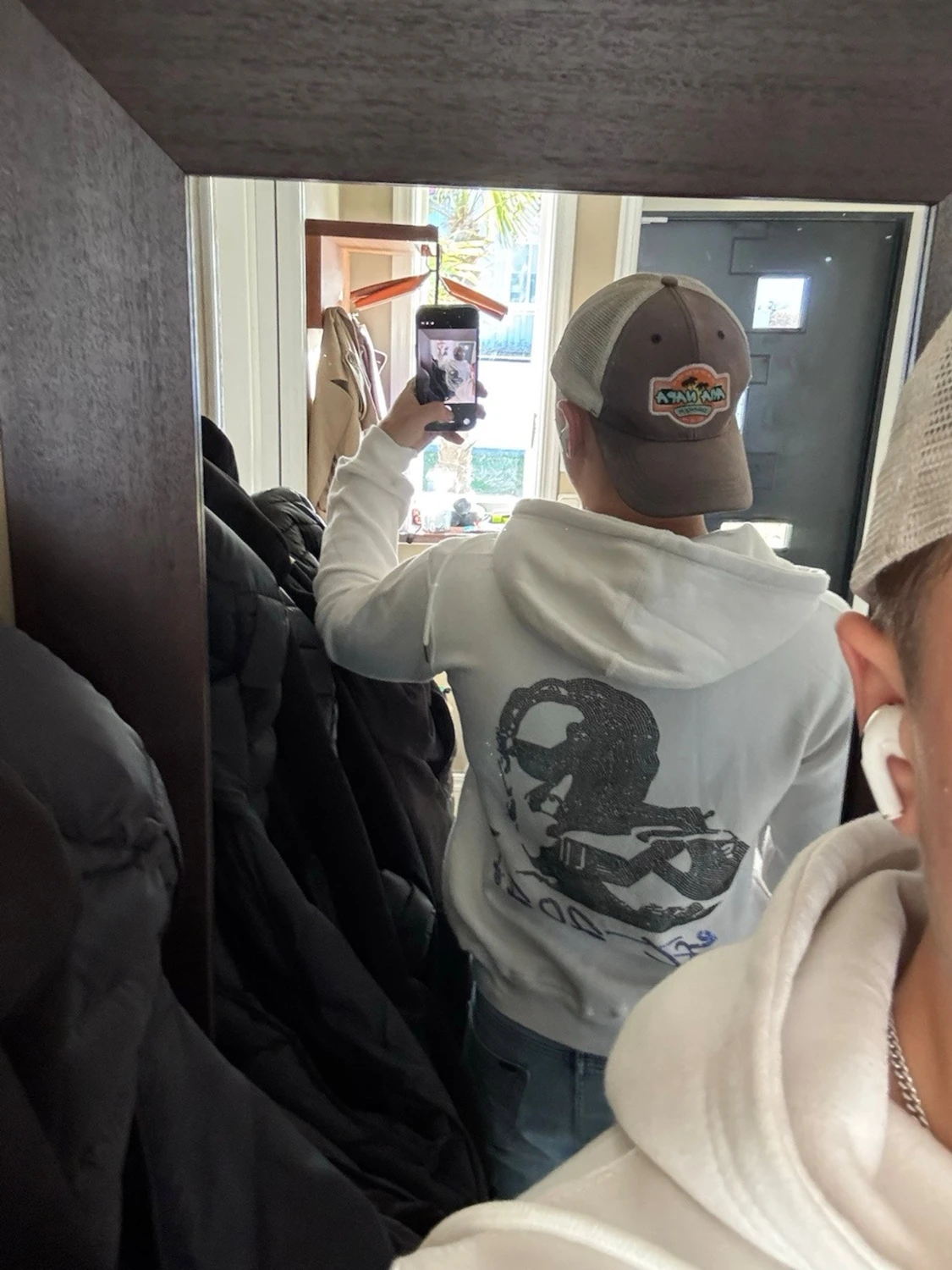 Vit hoodie med tryck från Masterem