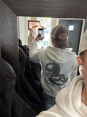 Vit hoodie med tryck från Masterem - Vit hoodie med dragkedja och huva från Masterem. (Uf företag) köpte denna för många år sen av ett UF företag. Cool design med Patrik bateman på ryggen 