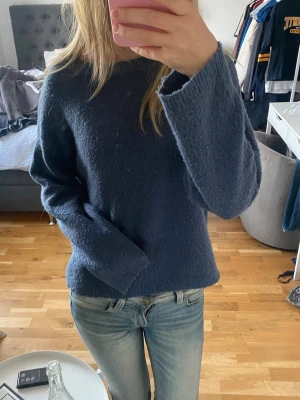 Blå stickad tröja  - Mysig blå stickad tröja från 157 i storlek XS. Finns ett litet hål men inget man tänker på och som kan lätt sys ihop.