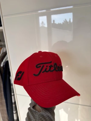 Röd Titleist keps med svart brodyr - Snygg röd keps från Titleist storlek S/M