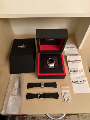 Tissot PRX Quartz 40 mm - Tissot PRX Quartz 40 mm i rostfritt stål. Kommer med originallåda, ett officiellt tissot gummiband och ett annat gummiband samt länkarna. Kvitto finns. Klockan har några små repor som har kommit via användning, annars fläckfri.