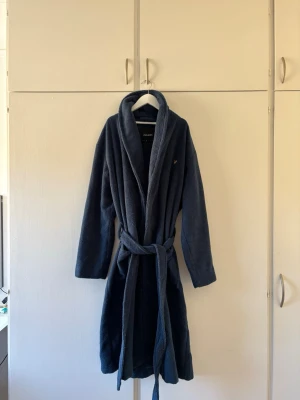 Lyle & Scott morgonrock - Lyle & Scott marinblå herr morgonrock. Inga defekter, använd någon gång