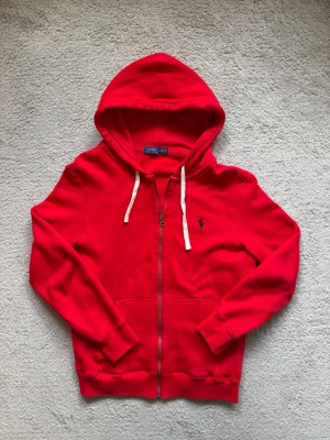 RALPH LAUREN HOODIE  - Röd Ralph Lauren hoodie, säljer då den inte passar mig längre. Storlek M, men är som S. Köpt för 1-2 år sen men är i bra skick. För mer bilder eller frågor är det bara att skriva. 