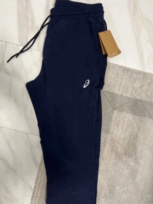 Asics byxor mörkblå, storlek M - Aldrig använda 
