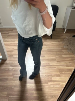 Blå bootcut jeans low waist från Bershka - Säljer ett par klassiska blå bootcut jeans med låg midja. Från bershka i storlek 34 nypris 499kr. 