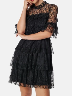 Svart spetsklänning med volanger - En jättefin kort svart klänning med massor spets! Klänningen är från bubbleroom oxh är endast använd en gång, skriv för fler bilder💕