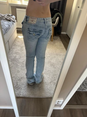 True Religion jeans - Säljer ett par snygga True religion som är använda ett fåtal gånger (1-2 ggr). Säljer då de inte är min stil längre.  Low waist och bootcut. Mått:  Midja:76 Stuss:82 Lår:44 (Ca storlek 34) Köpta för 1200kr, sätter därför Priester för 950 men pris går att diskutera 💕