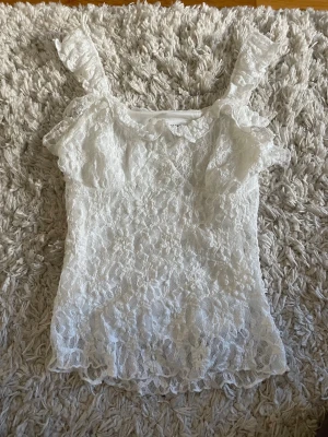 Linne - Super snyggt spets linne från Pull&Bear! Helt nytt med prislapp kvar 🤍🫶🏼