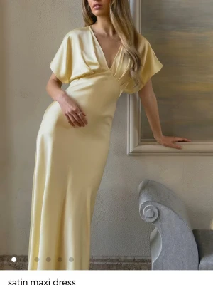 Balklänning - Gul balklänning från Gina helt ny & prislapp kvar nypris 600 (bud just nu 520)