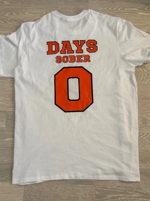 Zero Days Sober T-shirt - Vit T-shirt med roligt motiv, helt ny, perfekt för sommarens festligheter. Finns i storlek S/M/L. Hör av er i chatten vid köp vilken storlek som önskas. 