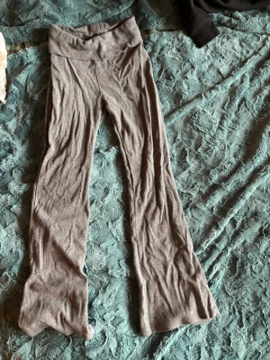 Grå ribbade leggings från Lindex - Snygga grå leggings från Lindex i storlek 152. De är ribbade och har utsvängda ben samt bred midjeresår för extra komfort. Perfekta att matcha med en oversized hoodie eller crop top. Materialet är mjukt och stretchigt för skön passform.