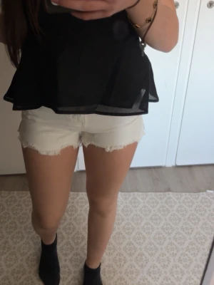 Vita jeans shorts  - Säljer då de sitter lite tajt på mig men ändå är skiiiiit snygga på!💞