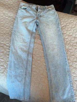 Ljusblå raka jeans från Neuw - Säljer ett par ljusblå jeans från Neuw med rak passform och klassisk femficksdesign. Jeansen har en snygg tvättad look och är tillverkade i denim. Perfekta för en avslappnad och trendig stil. w32 l32