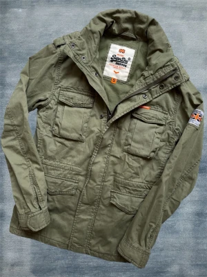 Superdry Fieldjacket - En mycket trevlig fieldjacket från Superdry i en fin ton av grön! Hör av dig vid frågor!