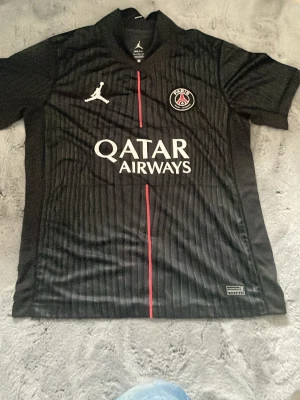 Svart PSG matchtröja Jordan - Snygg svart PSG matchtröja. Säljs då jag inte använder denna. Helt ny tröja utan prislapp. Priset kan diskuteras vid snabb affär. Kontakta mig för fler bilder/frågor. 