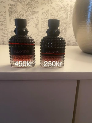 Valentino Uomo Born In Roma Intense - Har tröttnat på och säljer därför mina Valentino Uomo Born In Roma Intense. Båda är 50ml flaskor. Lite mer än 40ml i den stora och runt 20 i den lilla. Säljer för 450kr och 250kr eller 650kr för båda Öppen för förslag så skriv gärna vid frågor eller liknande. Perfekt att använda året om!