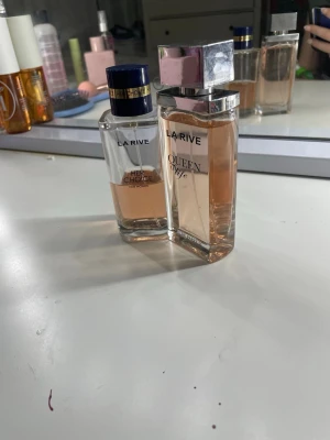 La Rive Queen och Her Choice parfym - Säljer två asgoda La Rive parfymer, en halft använt och en nästan helt oanvänd. Recomemderar om du vill ha blomdoftande/ fräsch parfym 🌸Säljer båda två för 60kr