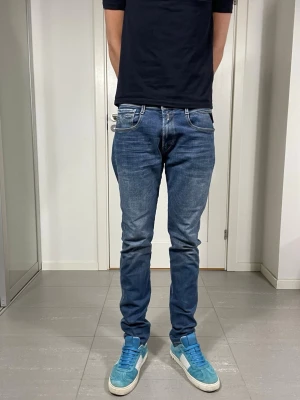 Replay Anbass Jeans  - Säljer nu dessa Replay Anbass jeans, W32 o L34, skriv för fler bilder/frågor🙌🏼